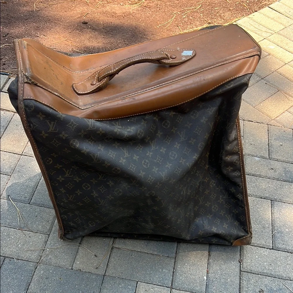 Louis Vuitton Brown Duffel Bag with Classic Design - Picture 2 of 12
